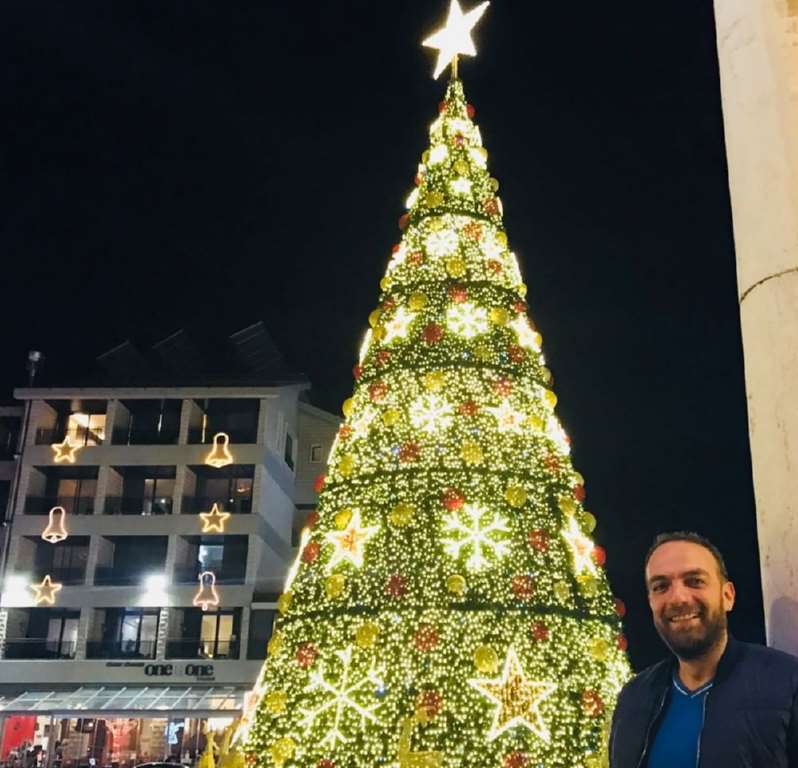 صورة لبنان يغني الميلاد مع طوني البايع