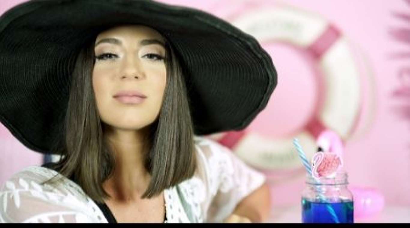 صورة ليا مخول تقدم اغنيتها التي صورتها بعنوان AY Amor