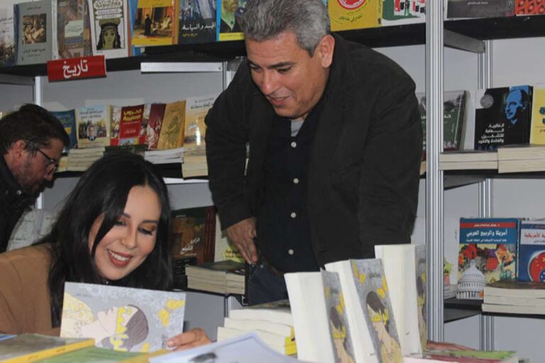 يسرا طارق توقع روايتها الواهمة بمعرض الكتاب بالدار البيضاء
