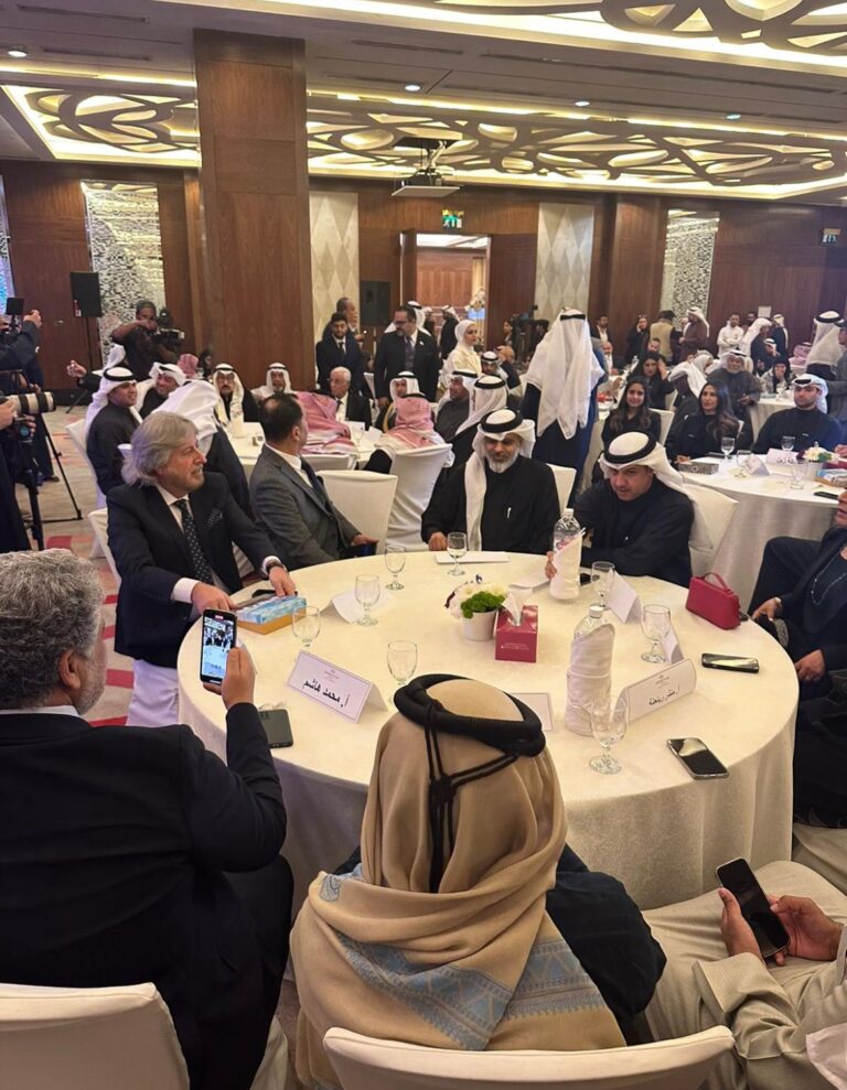 حفل “الملتقى الإعلامي العربي ” في الكويت يكرم عدداً من الإعلاميين و الفنانين