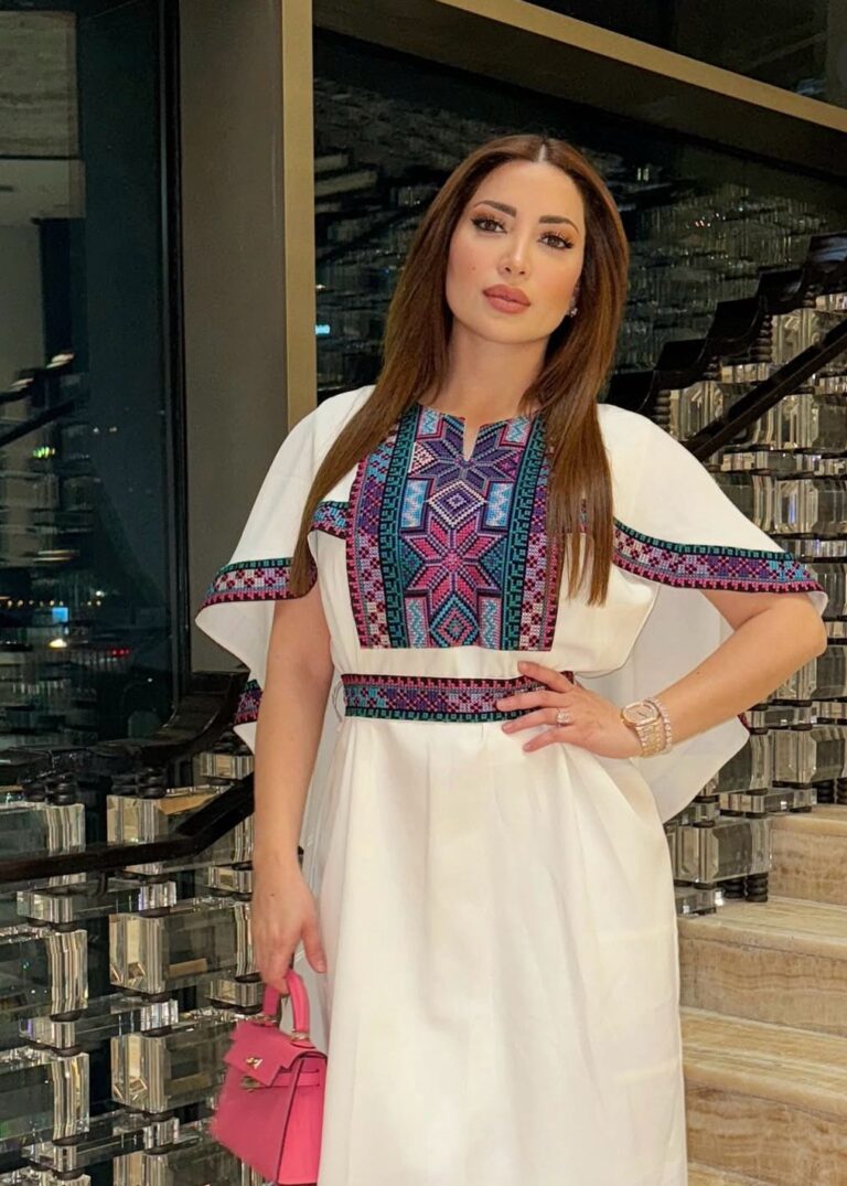 نسرين طافش تخطف الأنظار بعباءة فلسطينية بيضاء
