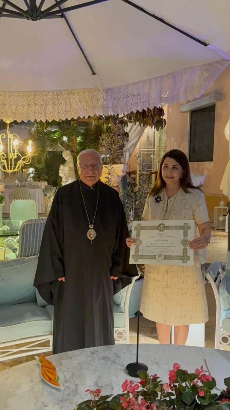 البطريرك يوسف العبسي يكرم ماجدة الرومي بوسام القدس والصليب البطريركي بمنزل حليم الرومي