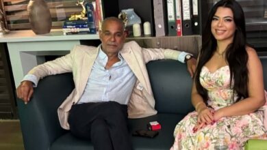 صورة الفنان محمود البزاوي يخضع للمساومة أمام دنيا عظيم في الست لما