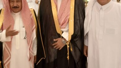 صورة بحضور لافت من أهل الأدب والطب والثقافة والإعلام.. الدكتور عبد المحسن القحطاني يحتفل بزفاف حفيديه
