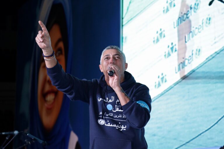 عمر العبد اللات يتالق في الحفل الكبير في اليوم العالمي للطفل