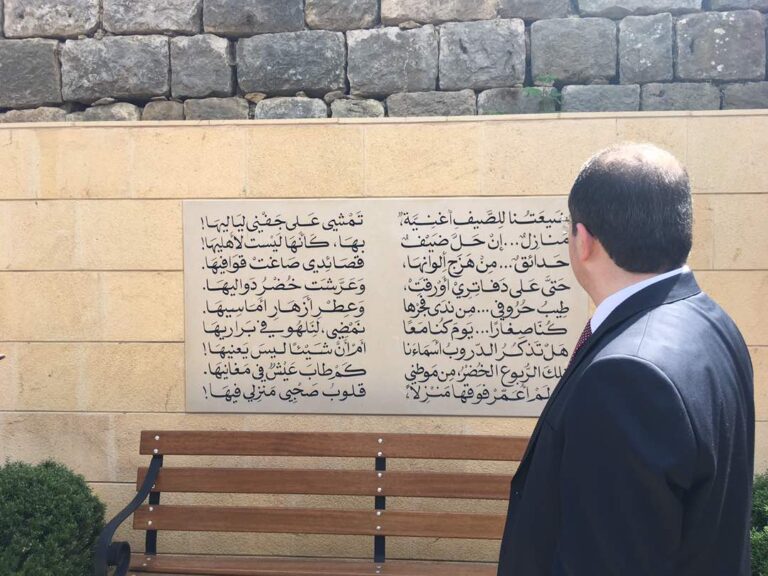 الراحل الكبير  الشاعر أنور سلمان مكرما بين الكبار