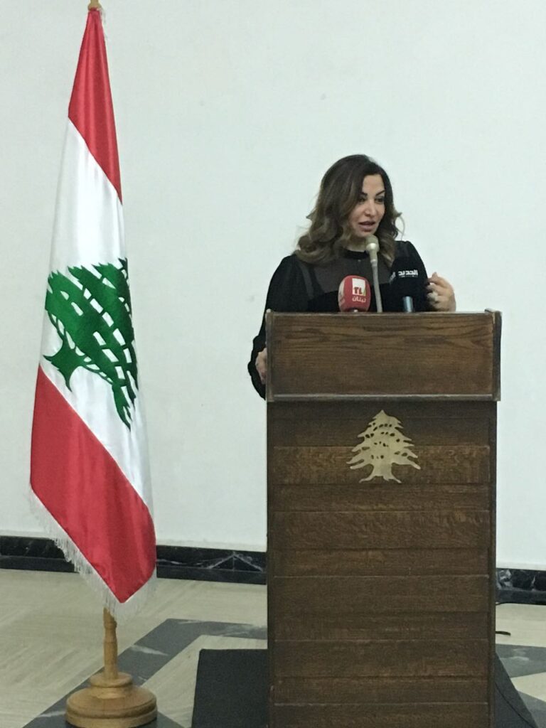 هلا مراد تحمل شعار لن يسقط الورق وتحويل الفيسبوك لكتاب ورقي