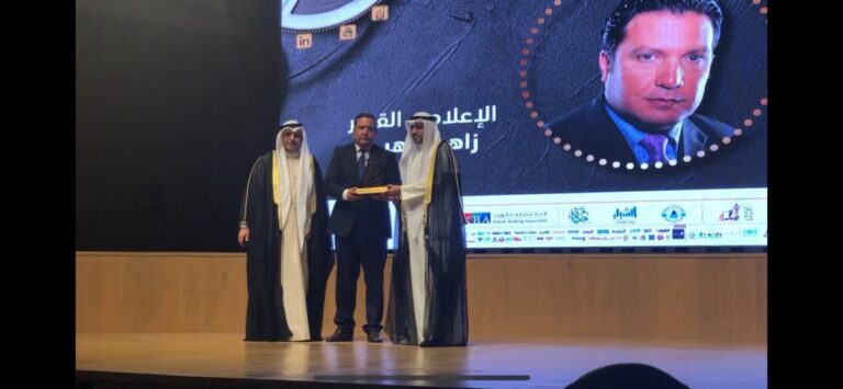 الاعلامي زاهي وهبي يتوج بجائزة الابداع الاعلامي في احتفالية بالكويت