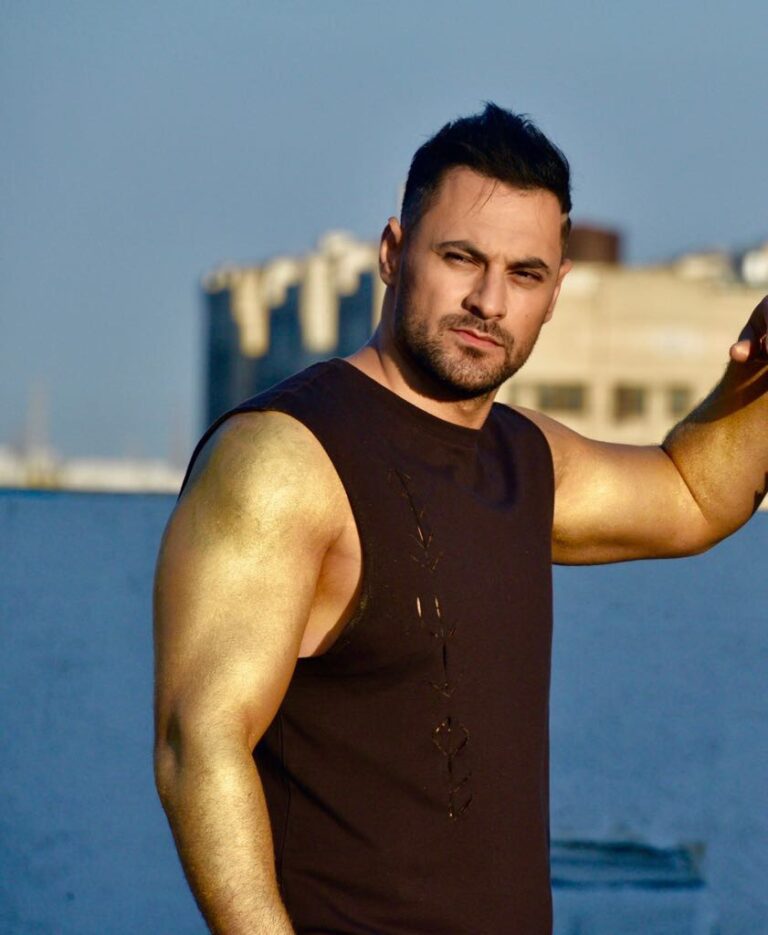 هادي أسود في كل جهات العالم