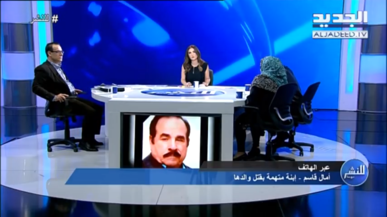 العائلة المحتجزة منذ ربع قرن ومن داخل الأستوديو تقاذف التهم بقتل الوالد الملياردير على طريقة الأخوة الأعداء (كرامازوف)