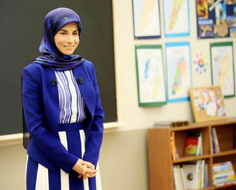 الوزيرة عناية عزّ الدين في مواجهة تلاميذ “دق الجرس”:  المقارنة بيني وبين جيسيكا عازار سخيفة