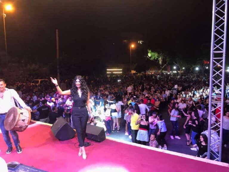 بالصور رويدا عطيه تشعل مهرجان منيارة