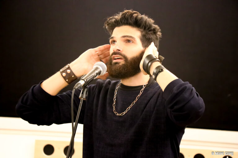مايك ماسي .. سعيد بديبلوم مدرب اصوات محترف