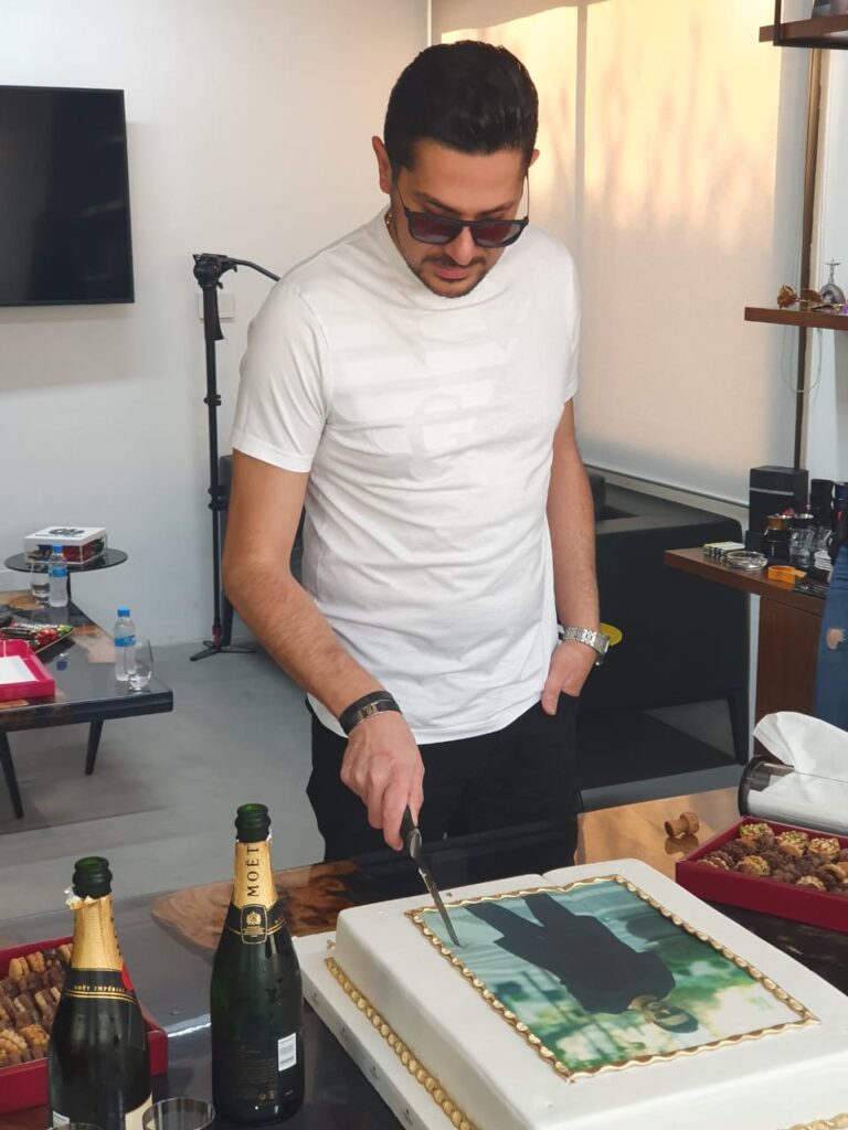 في جو عائلي محمد خيري يحتفل بعيد ميلاده