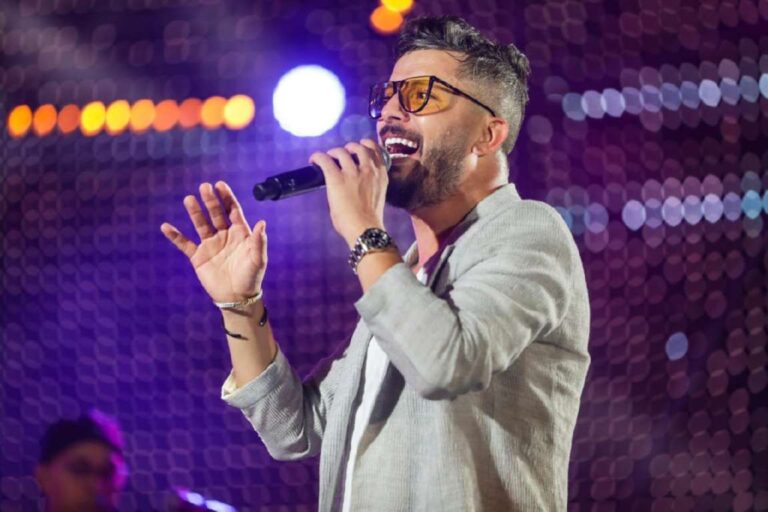 النجم المغربي حاتم عمور يتالق في مهرجان تيمتيار وسط حضور جماهيري كبير