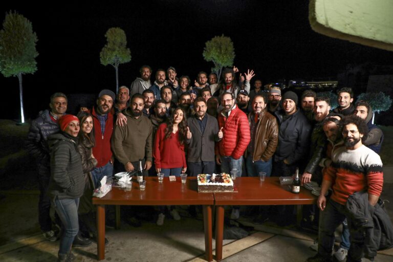 مرح وعفوية مع انتهاء تصوير ” هوس ” بين عابد فهد وهبة طوجي في عيد ميلادها